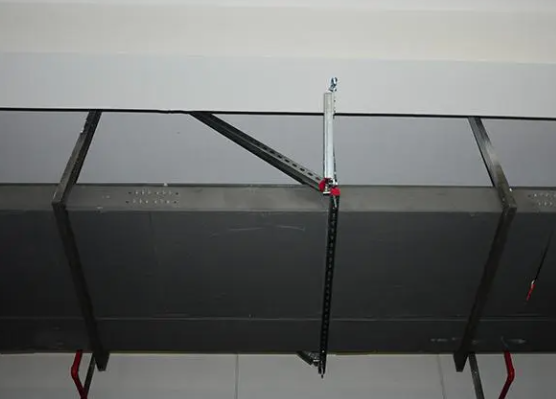 電纜線槽安裝圖片展示，支架托臂標(biāo)準(zhǔn)距離介紹